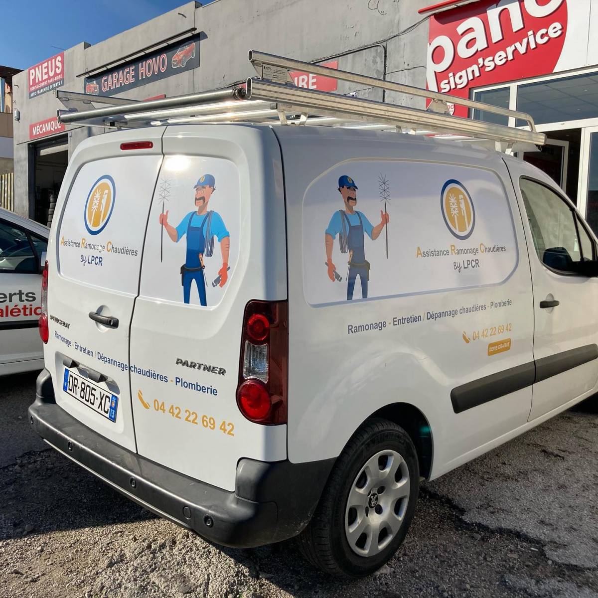 Création et pose de décoration sur véhicule pour Assistance Ramonage Chaudière LPCR Marseille 13009