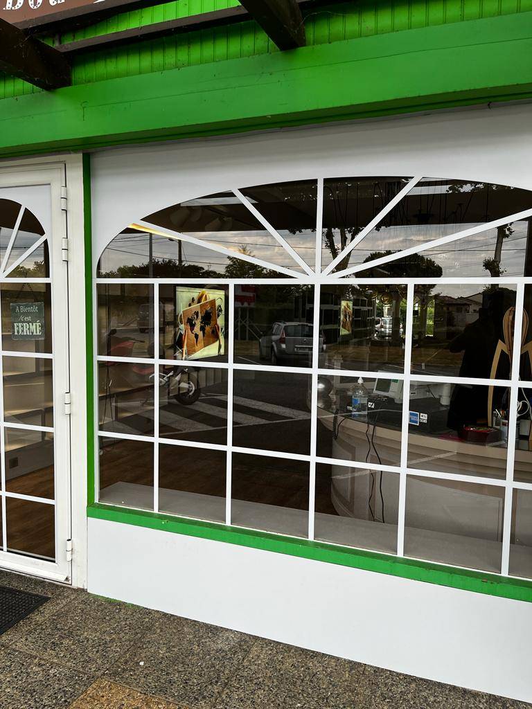 Création et pose de décoration adhésive pour la Chocolaterie de Larra