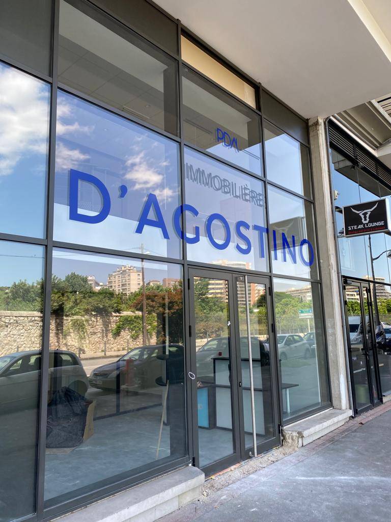 Décoration adhésive pour vitrine d'entrée d'une agence PDA Immobilière à Marseille