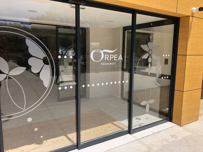 Décoration adhésif blanc et dépoli Résidence ORPEA