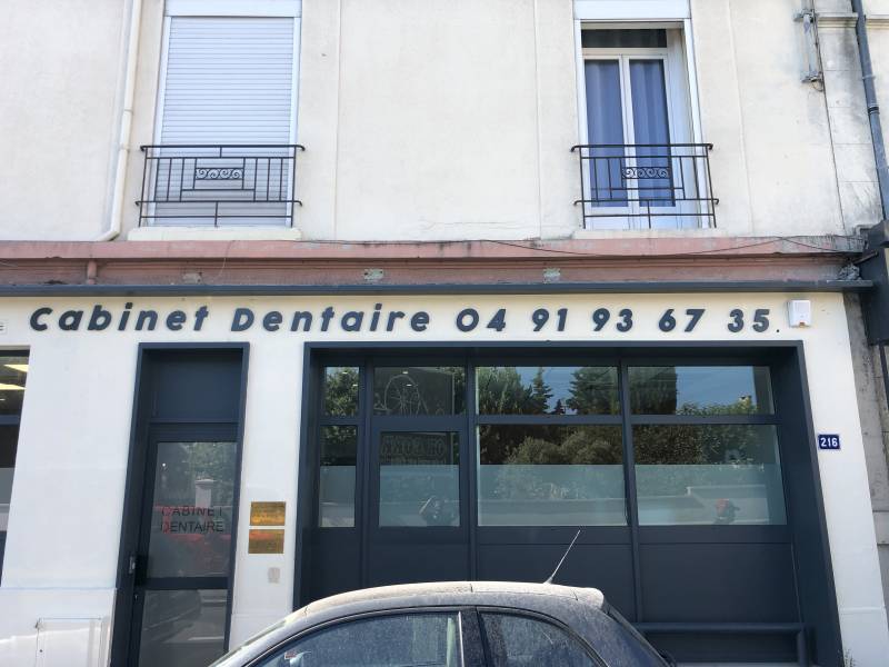 Enseigne lettres PVC noir mat en relief