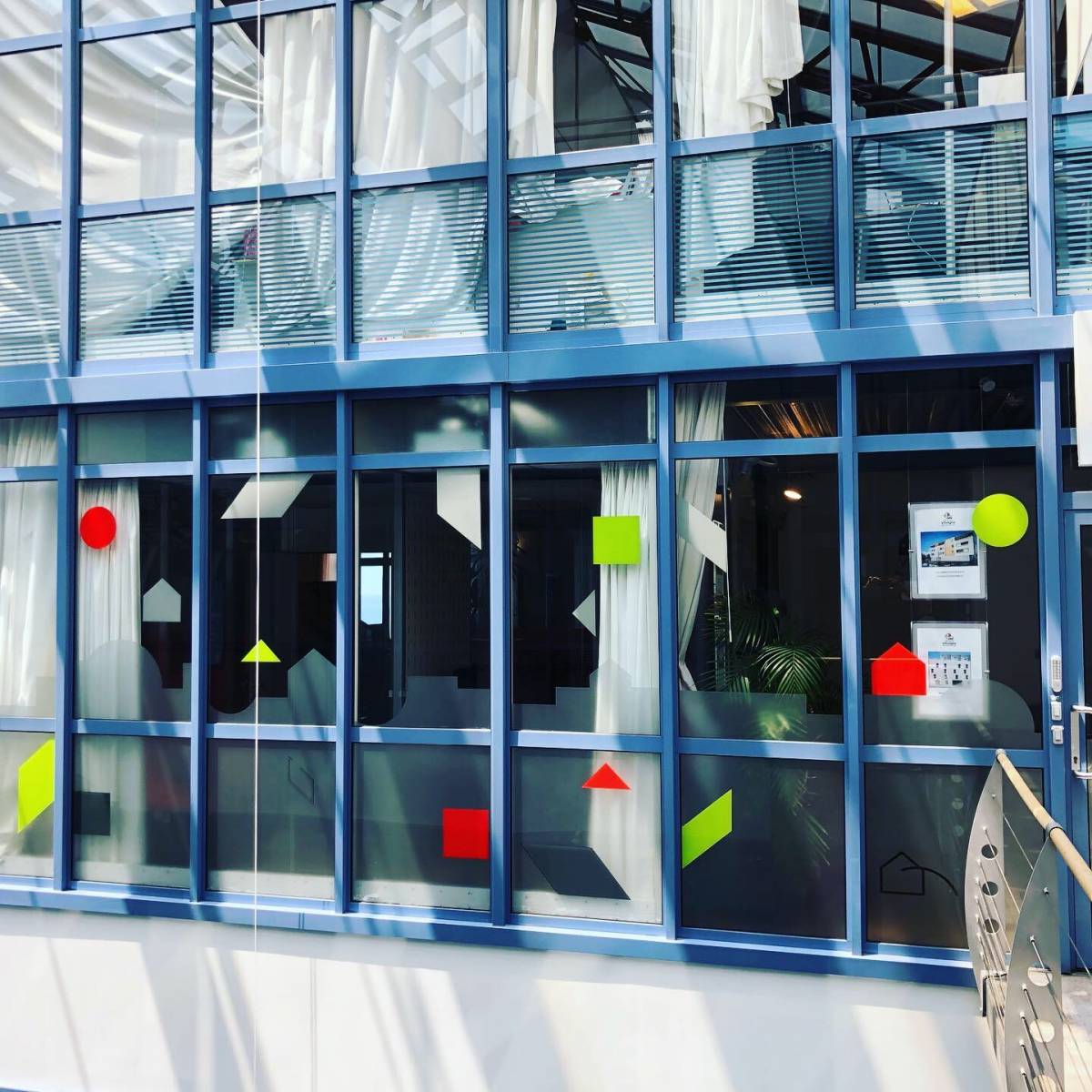 décoration adhésive brillante pour une Agence Immobilière Vilogia sur Marseille
