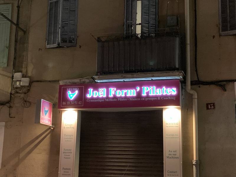 Fabrication et installation d'une enseigne lettres plexi diffusant en relief