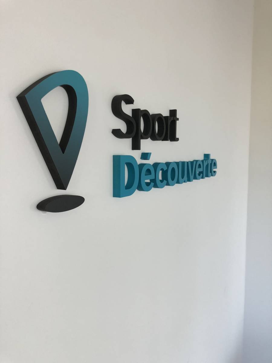 enseigne murale interne en lettrage PVC