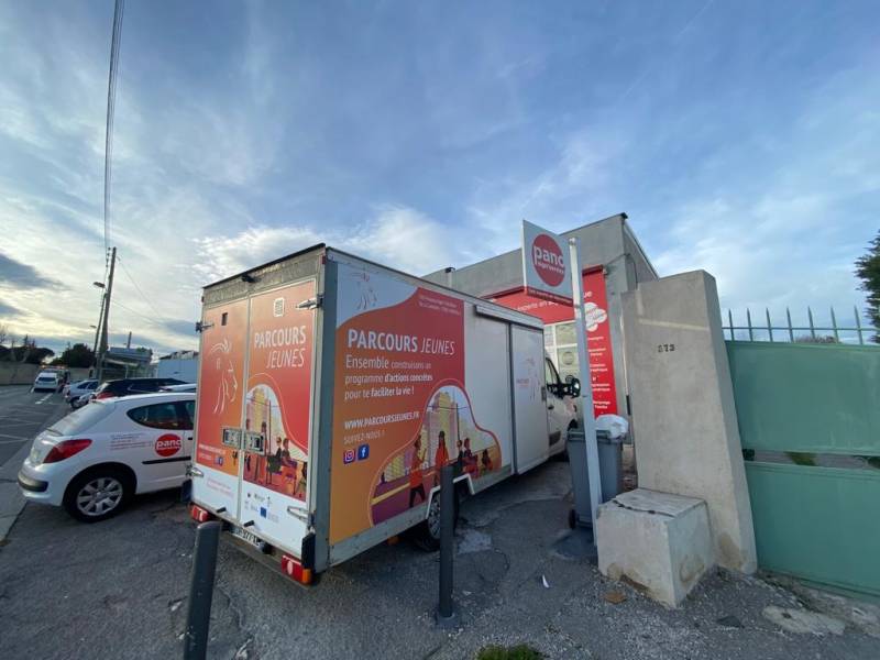 Marquage véhicule pour la société PARCOURS JEUNES à Marseille 13001