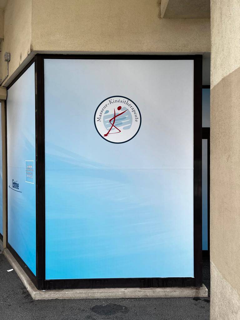 Création et pose du visuel pour la devanture d'un cabinet de kinésithérapeute à Marseille 13008